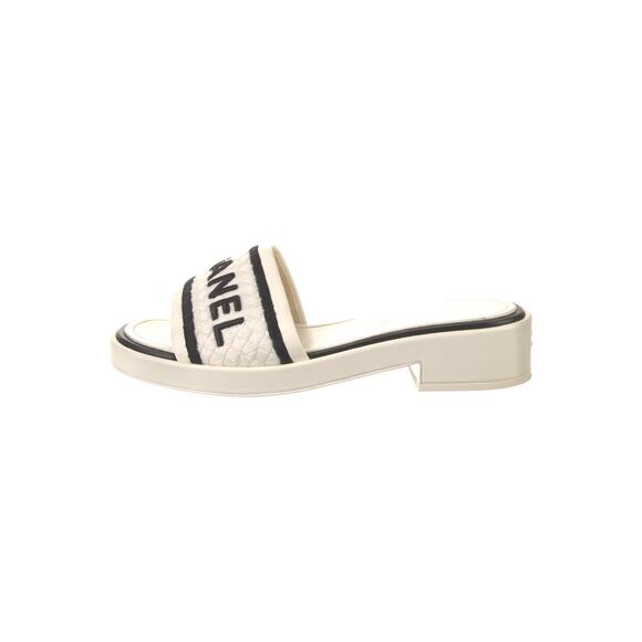 Chanel 2021 Interlocking Cream Leather CC Logo Slides Size 9 - Picture 1 of 6